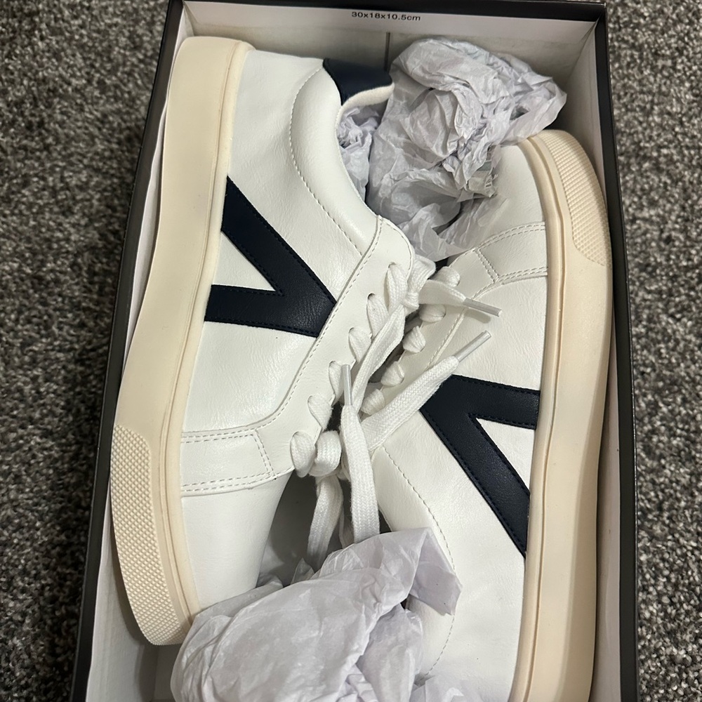 MIA women’s sneakers navy blue and white!